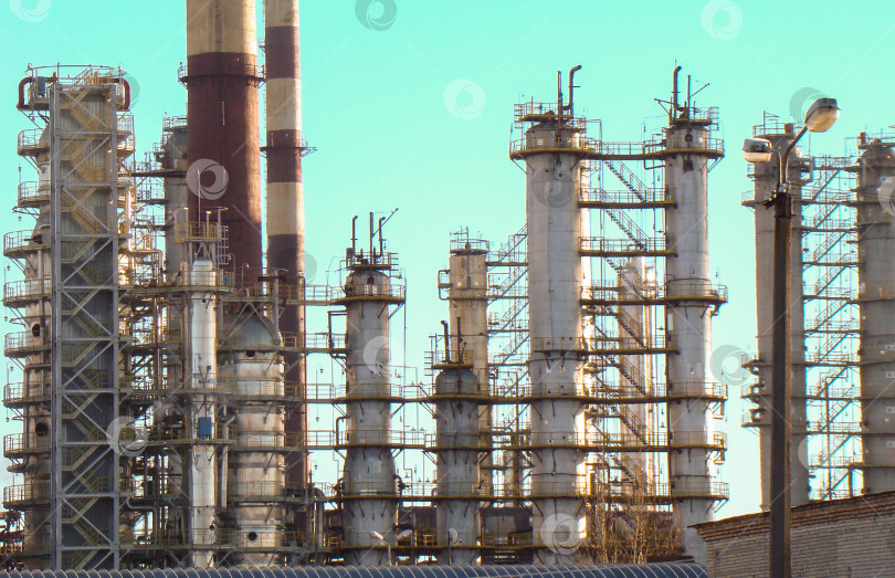 Скачать сложные сооружения и трубоперерабатывающий завод по переработке нефти на солнце фотосток Ozero