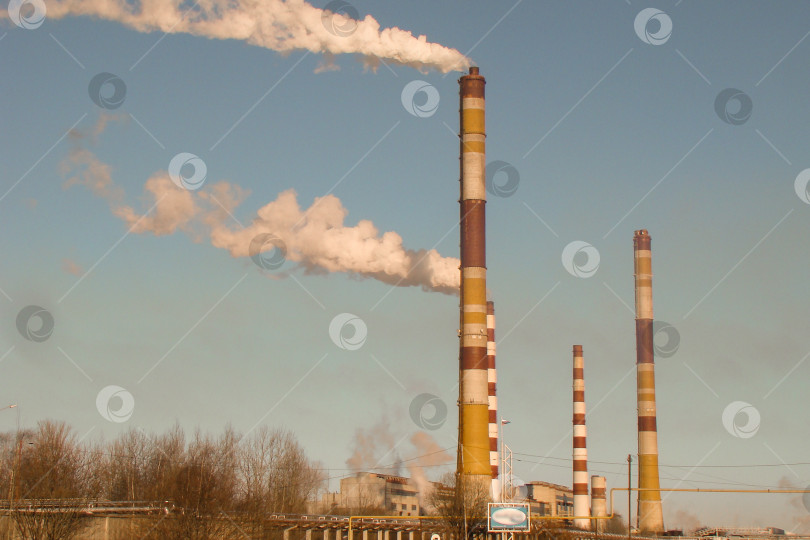 Скачать дым, выходящий из высоких труб гидроэлектростанции фотосток Ozero