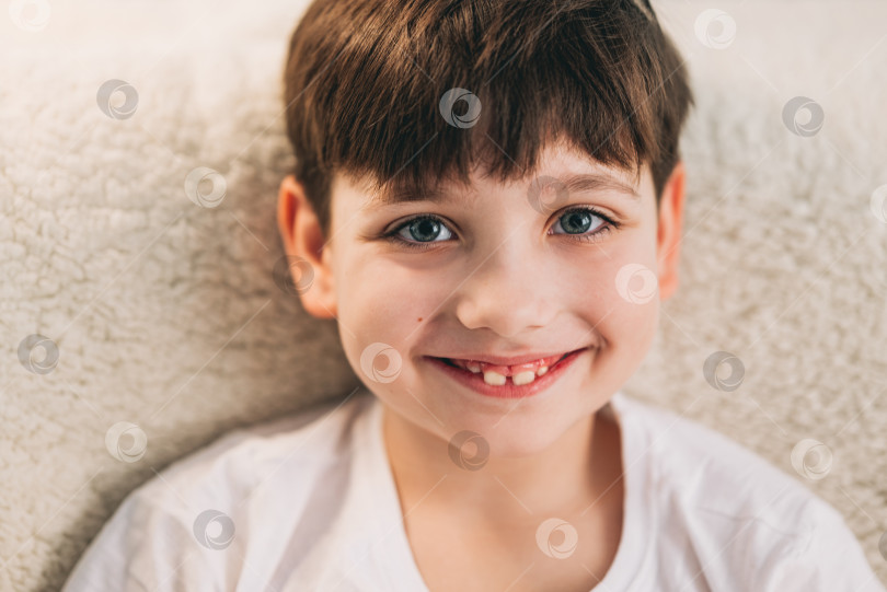 Скачать Портрет испаноязычного ребенка, маленького мальчика. Бразильский малыш, улыбающийся укусом фотосток Ozero