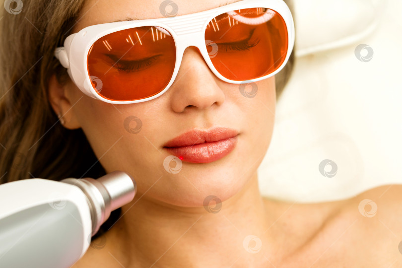 Скачать Лазерное удаление перманентного макияжа губ фотосток Ozero