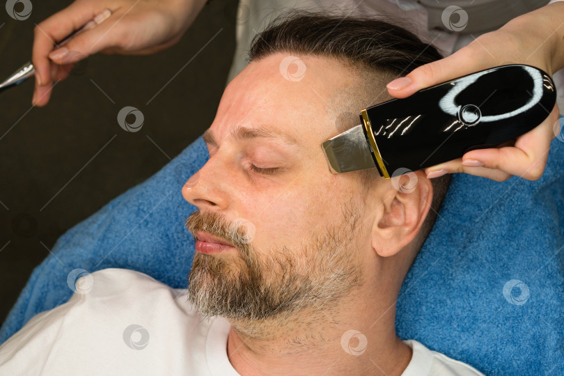 Скачать Процедура ультразвукового пилинга лица для мужчин фотосток Ozero