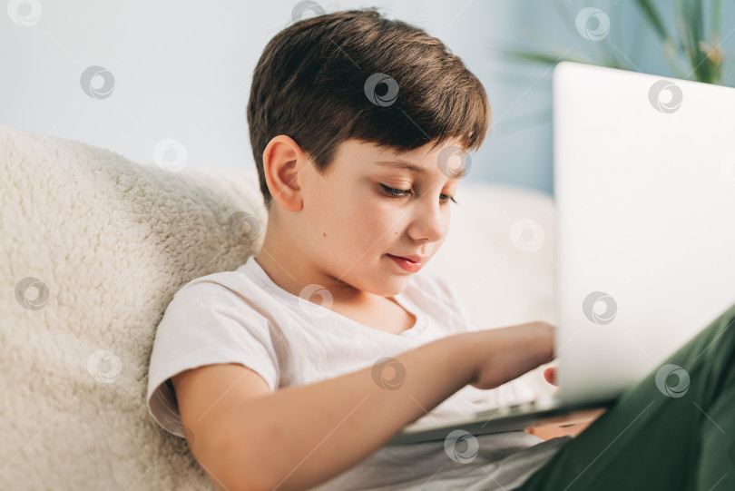 Скачать Назад в школьное время онлайн-обучение ребенка или дистанционный урок с обучением на дому, используя технологии для школьника фотосток Ozero