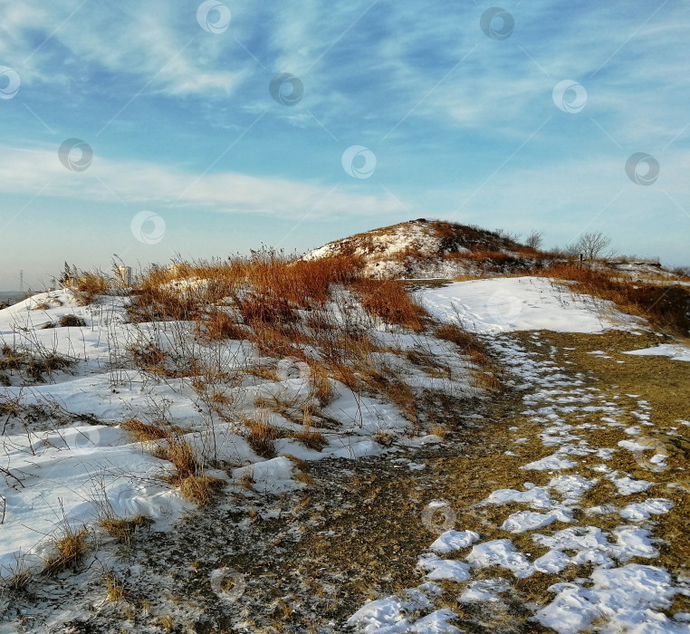 Скачать Заснеженная сопка на фоне красивого синего неба фотосток Ozero