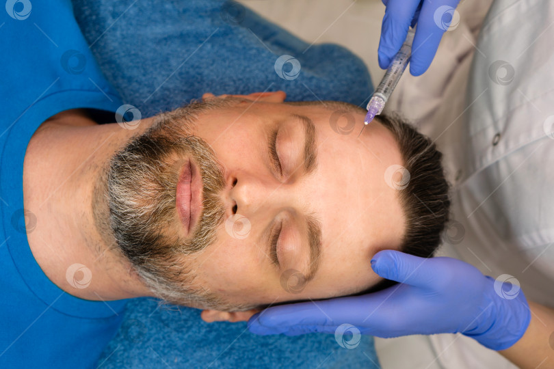 Скачать Инъекция мезотерапевтического омоложения для мужчин фотосток Ozero