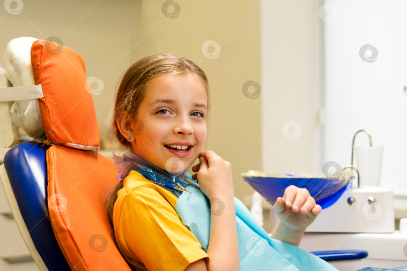 Скачать Девушка на приеме у стоматолога. Регулярный осмотр зубов фотосток Ozero