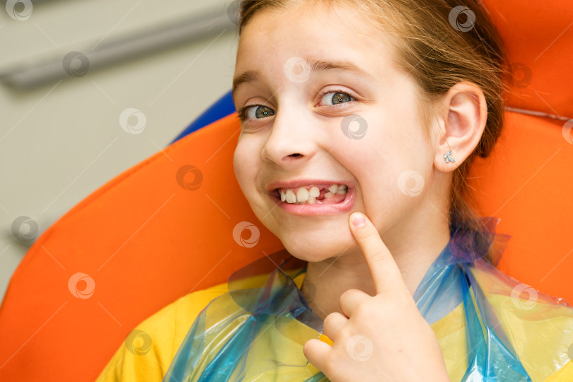 Скачать Девушка на приеме у стоматолога. Регулярный осмотр зубов фотосток Ozero