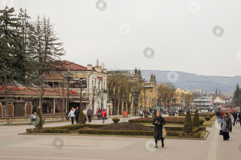 Скачать Люди на городском бульваре. фотосток Ozero