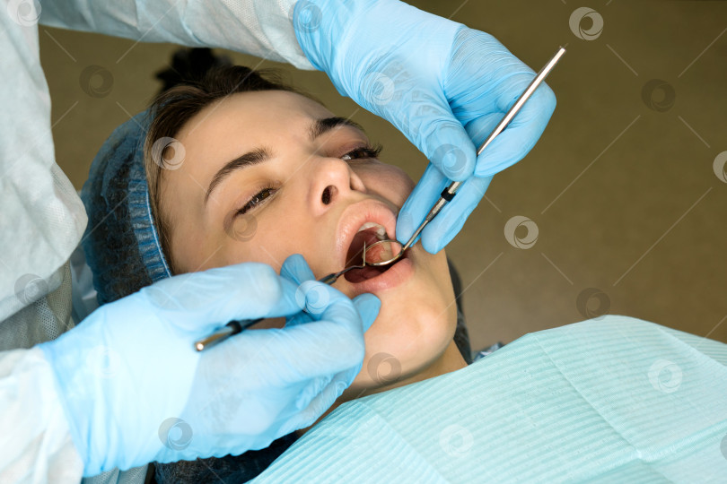 Скачать Хирург-стоматолог осматривает полость рта пациента фотосток Ozero