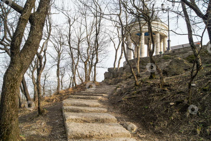 Скачать Каменная лестница ведет в беседку. фотосток Ozero