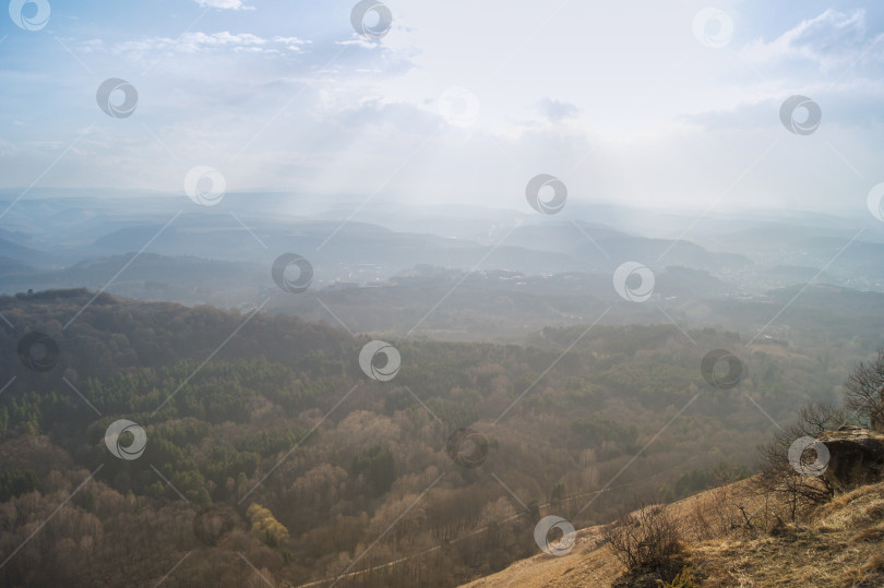 Скачать Лучи солнца над землей. фотосток Ozero