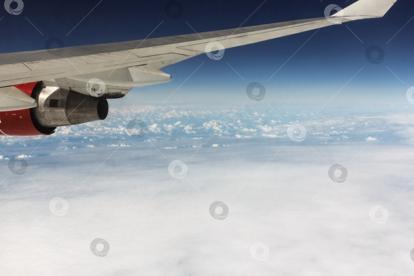 Скачать Небо находится под крылом самолета. фотосток Ozero
