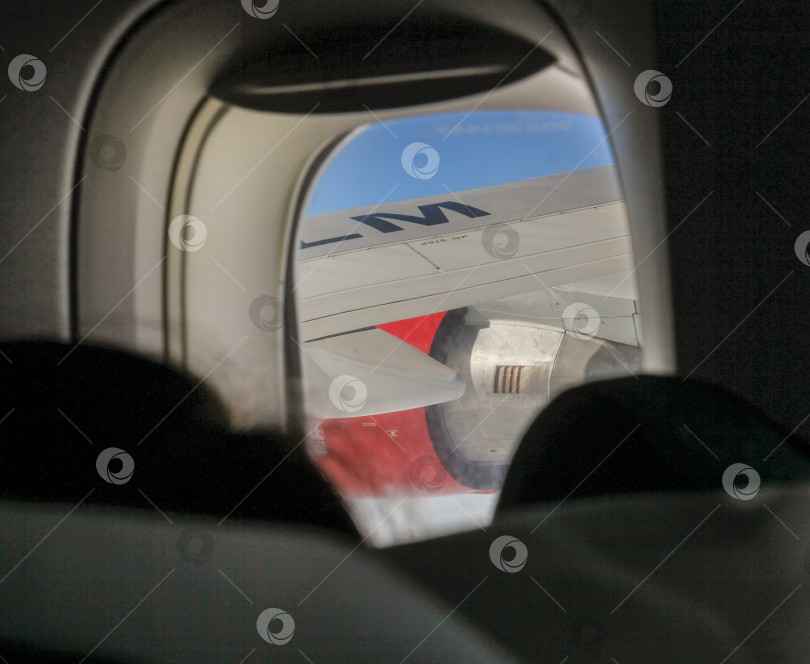 Скачать Крыло в иллюминаторе самолета. фотосток Ozero