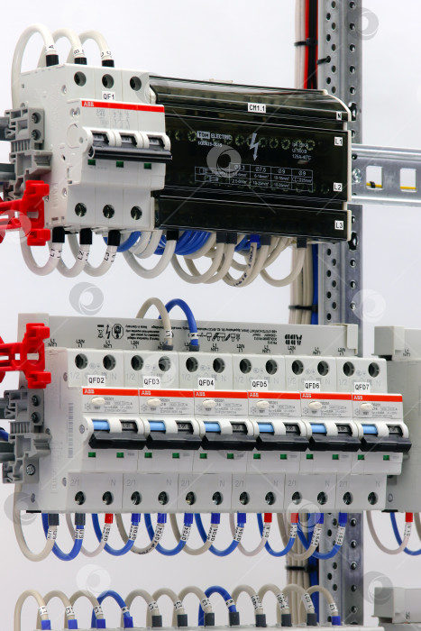 Скачать Автоматические выключатели ABB для защиты электрических нагрузок в электрическом распределительном щите. фотосток Ozero