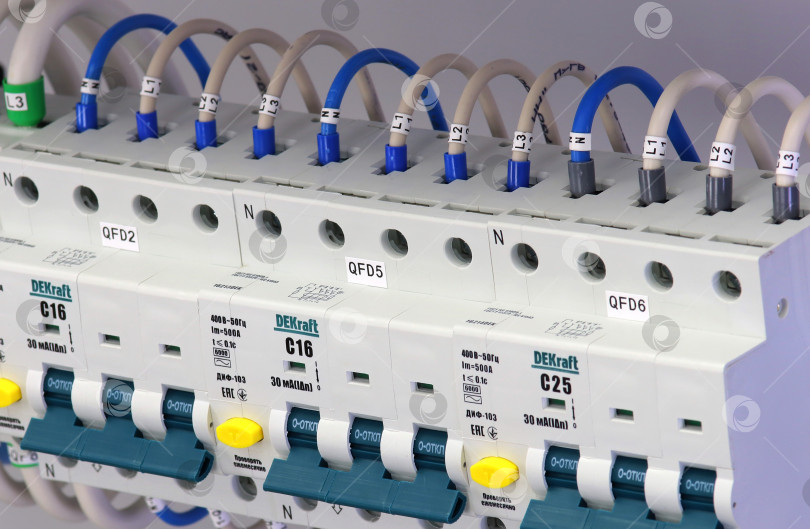 Скачать Автоматические выключатели DEKraft для защиты электрических нагрузок в электрическом распределительном щите. фотосток Ozero