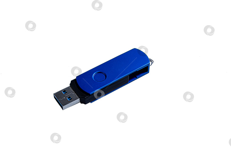 Скачать Ярко-синий USB-накопитель, выделенный на белом фоне фотосток Ozero