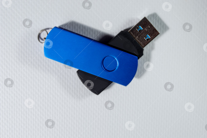 Скачать Ярко-синий USB-накопитель, выделенный на белом фоне фотосток Ozero