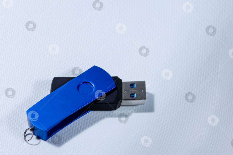 Скачать Ярко-синий USB-накопитель, выделенный на белом фоне фотосток Ozero