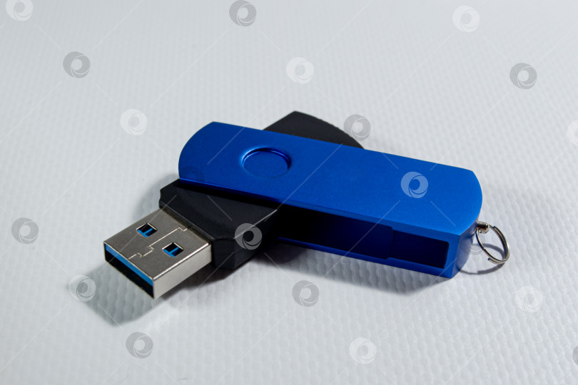 Скачать Ярко-синий USB-накопитель, выделенный на белом фоне фотосток Ozero