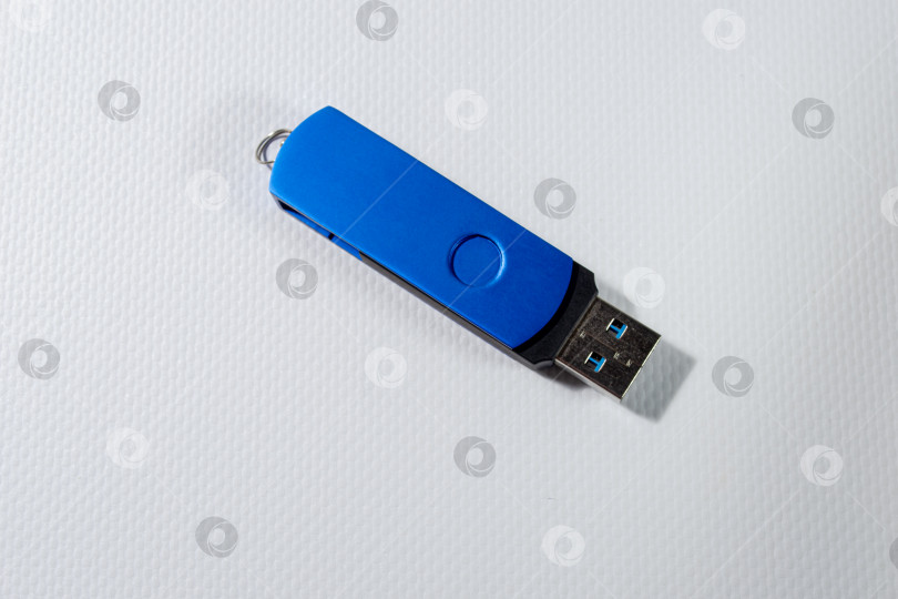Скачать Ярко-синий USB-накопитель, выделенный на белом фоне фотосток Ozero