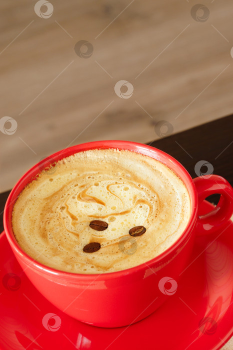 Скачать Кофе со сливками в красной миске на деревянном фоне фотосток Ozero
