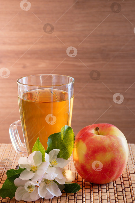 Скачать Яблочный сок, яблочные цветы и яблоко на деревянном фоне. фотосток Ozero