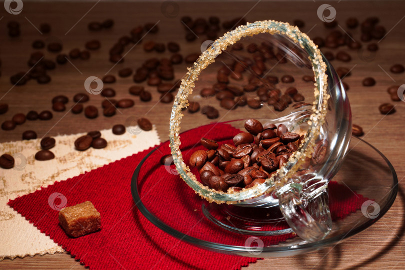 Скачать Кофейные зерна в прозрачной чашке фотосток Ozero
