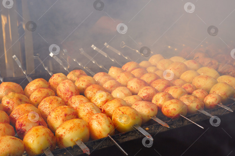 Скачать Картофель на мангале. Приготовление уличной еды фотосток Ozero