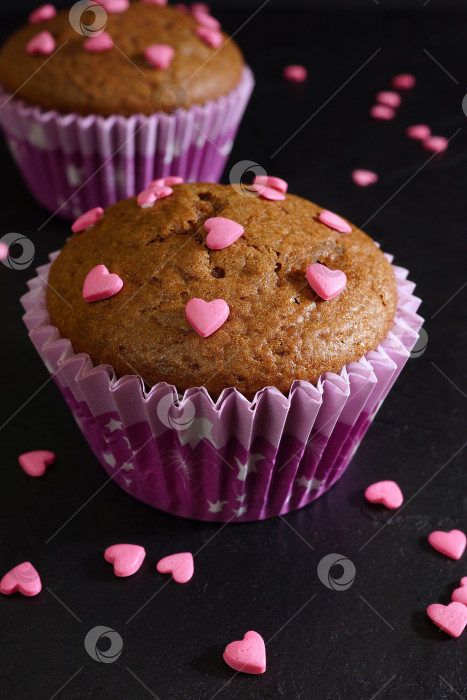 Скачать Шоколадный кекс украшен розовыми сахарными сердечками фотосток Ozero