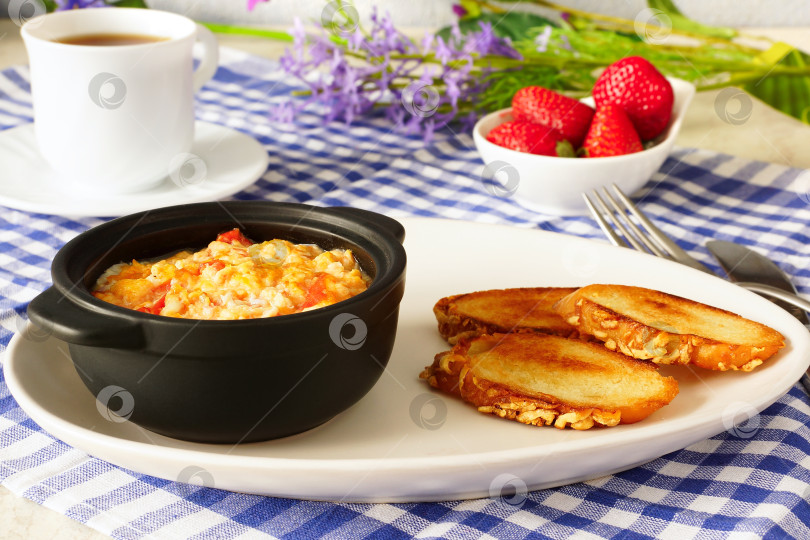 Скачать Завтрак. Омлет с помидорами, поджаренным хлебом и клубникой. фотосток Ozero