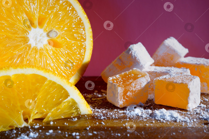 Скачать Апельсиновый рахат лукум и большой апельсин, Восточные сладости фотосток Ozero
