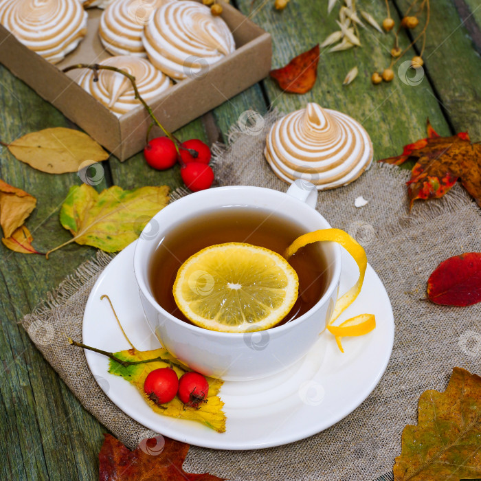 Скачать Чай с лимоном на деревянном столе фотосток Ozero