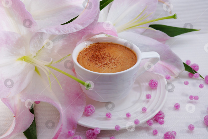Скачать Чашка кофе с корицей и цветы лилии фотосток Ozero