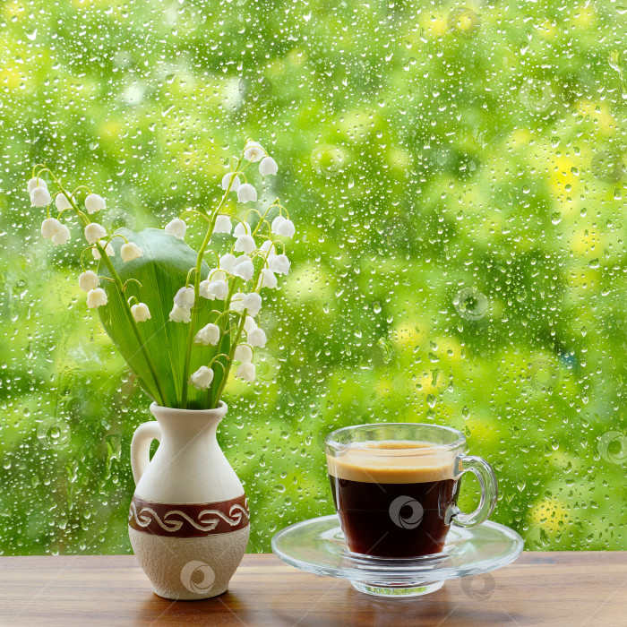 Скачать чашка кофе и ландыши на окне. Капли дождя стучат по окну. фотосток Ozero