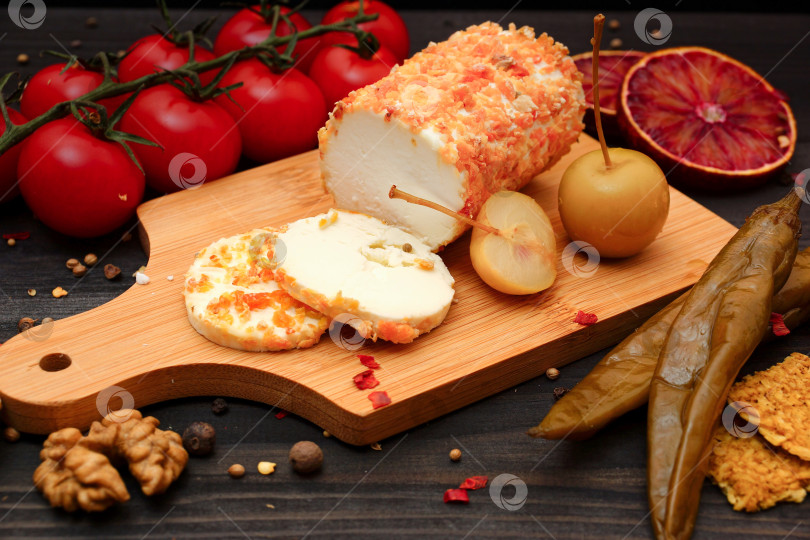 Скачать Натюрморт с козьим сыром и яблоками, овощами и фруктами на черном столе фотосток Ozero