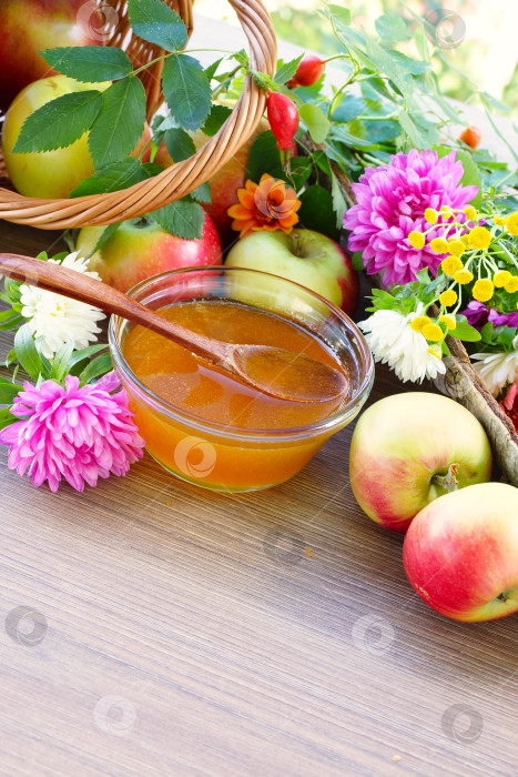 Скачать Цветочный мед, яблоки и садовые цветы. Свободное место для текста фотосток Ozero
