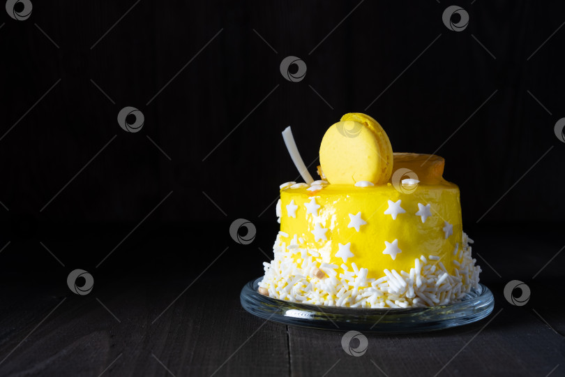 Скачать Маленький желтый торт на годовщину или день рождения в темной тональности. фотосток Ozero