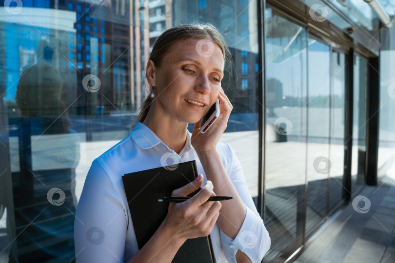 Скачать Портрет деловой женщины, разговаривающей по телефону фотосток Ozero