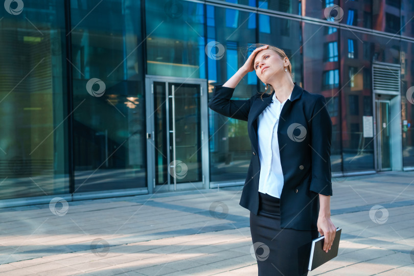 Скачать Успешная деловая женщина делает заметки во время прогулки на свежем воздухе. Деловая женщина фотосток Ozero
