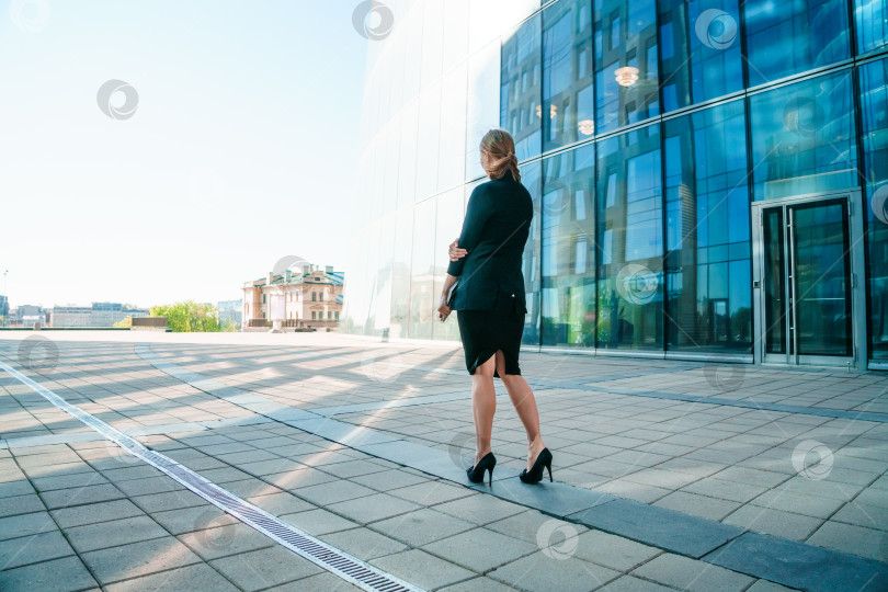 Скачать Успешная счастливая женщина идет по улице на работу. Уверенная в себе деловая женщина фотосток Ozero