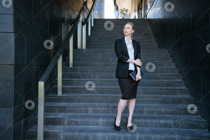 Скачать Деловая женщина на ступеньках с блокнотом в руке фотосток Ozero