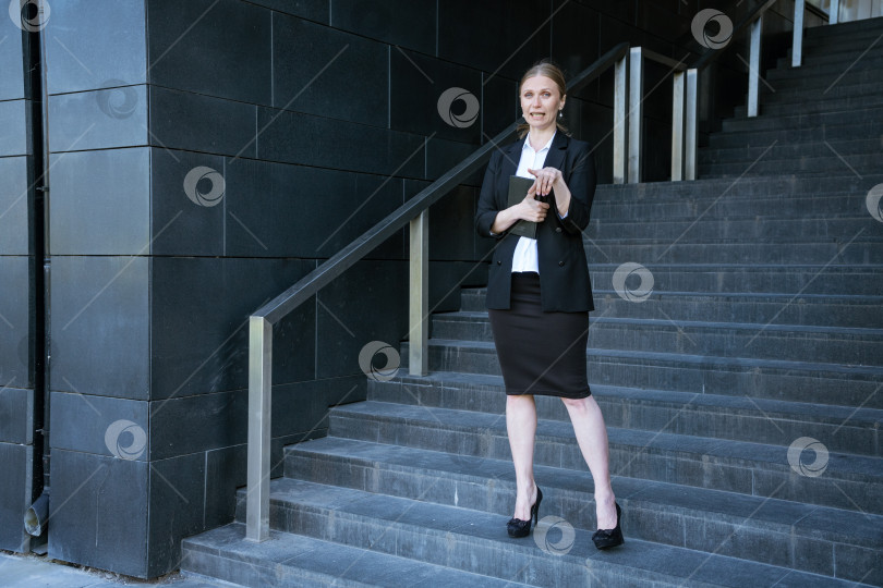 Скачать Деловая женщина на ступеньках с блокнотом в руке фотосток Ozero