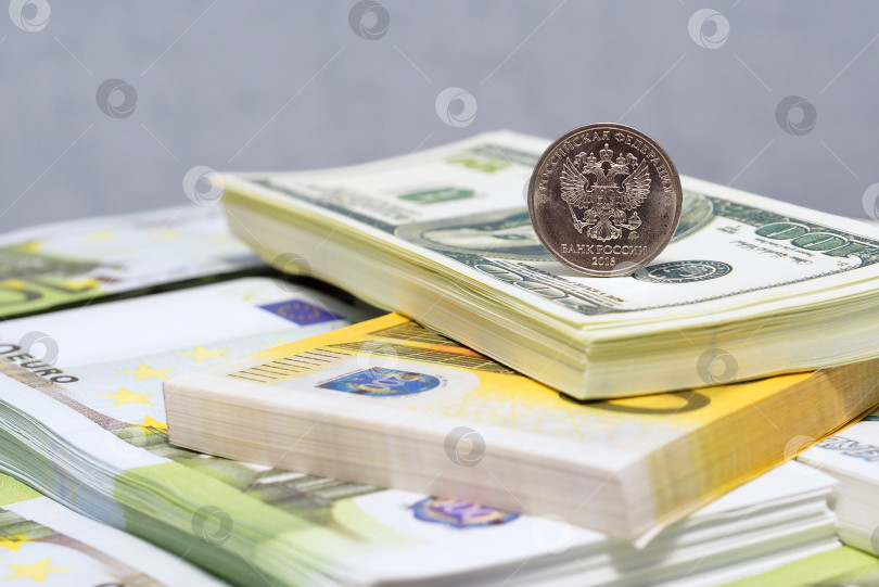 Скачать Новая российская монета стоит на пачках евро и доллар фотосток Ozero