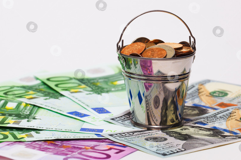 Скачать Ведро с российскими монетами на банкнотах евро и доллар фотосток Ozero