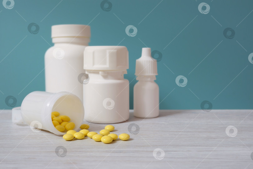 Скачать Лекарства. Желтые таблетки и баночки с лекарствами фотосток Ozero