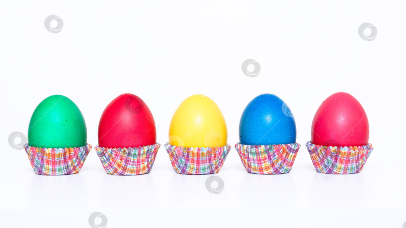 Скачать Пасха. Разноцветные яйца на белом фоне. фотосток Ozero