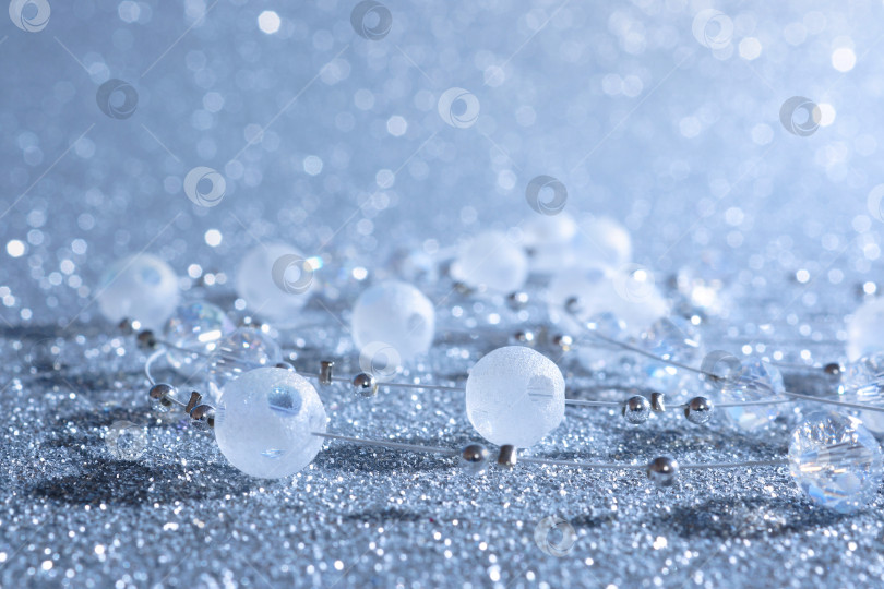 Скачать Стеклянные бусы. Ювелирное украшение крупным планом на серебряном фоне. фотосток Ozero