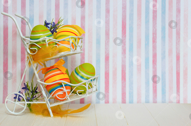 Скачать Пасха. Разноцветные яйца в корзине. Пасхальная композиция фотосток Ozero