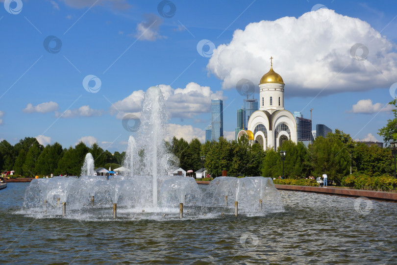 Скачать Москва, Россия- 23 августа 2015. Фонтаны у Храма Георгия Победоносца. Поклонная Гора. фотосток Ozero