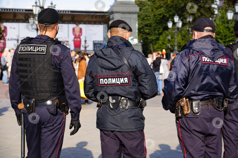 Скачать Москва, Россия - 29 августа 2020 года. Трое дежурных полицейских. Сотрудники московской полиции патрулируют городские улицы фотосток Ozero
