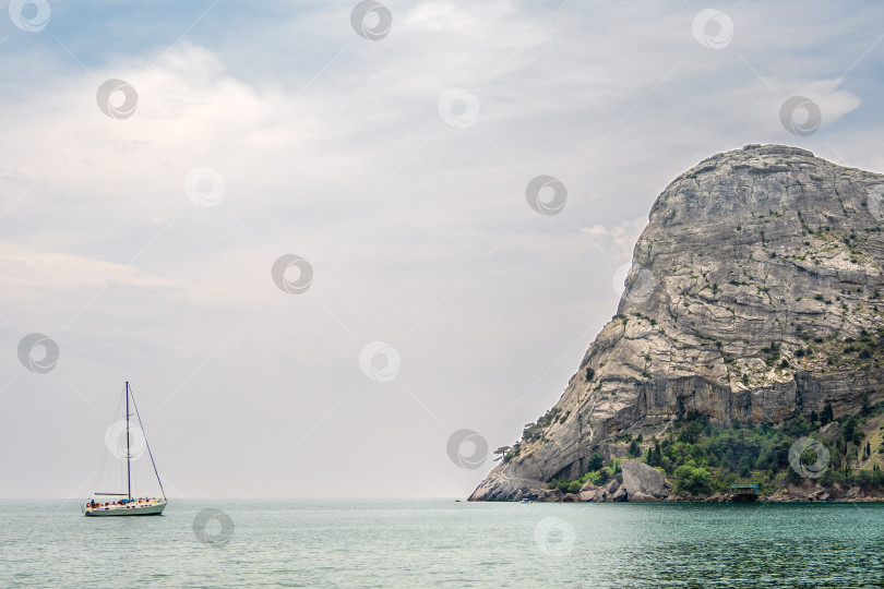 Скачать Яхта на море рядом с горой Коба-Кая и мысом Капчик в Крыму фотосток Ozero